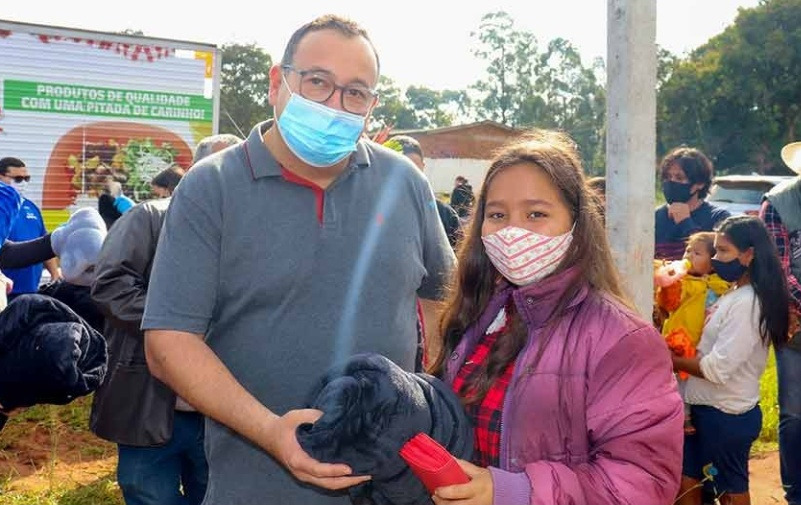Vereadora Cida Farias participa de ações da prefeitura, nessa quarta-feira Membros da comunidade indígena de Amambai receberam cobertores / Foto: Decom