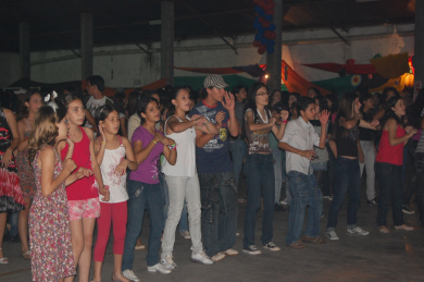 Foto da segunda edição da Cristoteca (2009) que reuniu jovens de várias idades para uma noite de diversão e fé em Amambai.