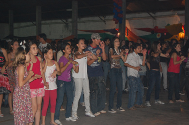 Agenda de final de semana em Amambai e região Foto da segunda edição da Cristoteca (2009) que reuniu jovens de várias idades para uma noite de diversão e fé em Amambai.