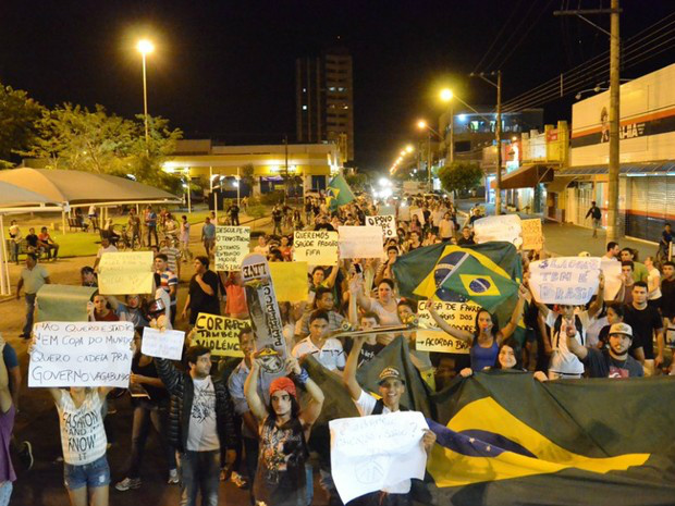 Manifestantes nas ruas do centro da cidade (Foto: Danilo Fiuza/Jornal JP)