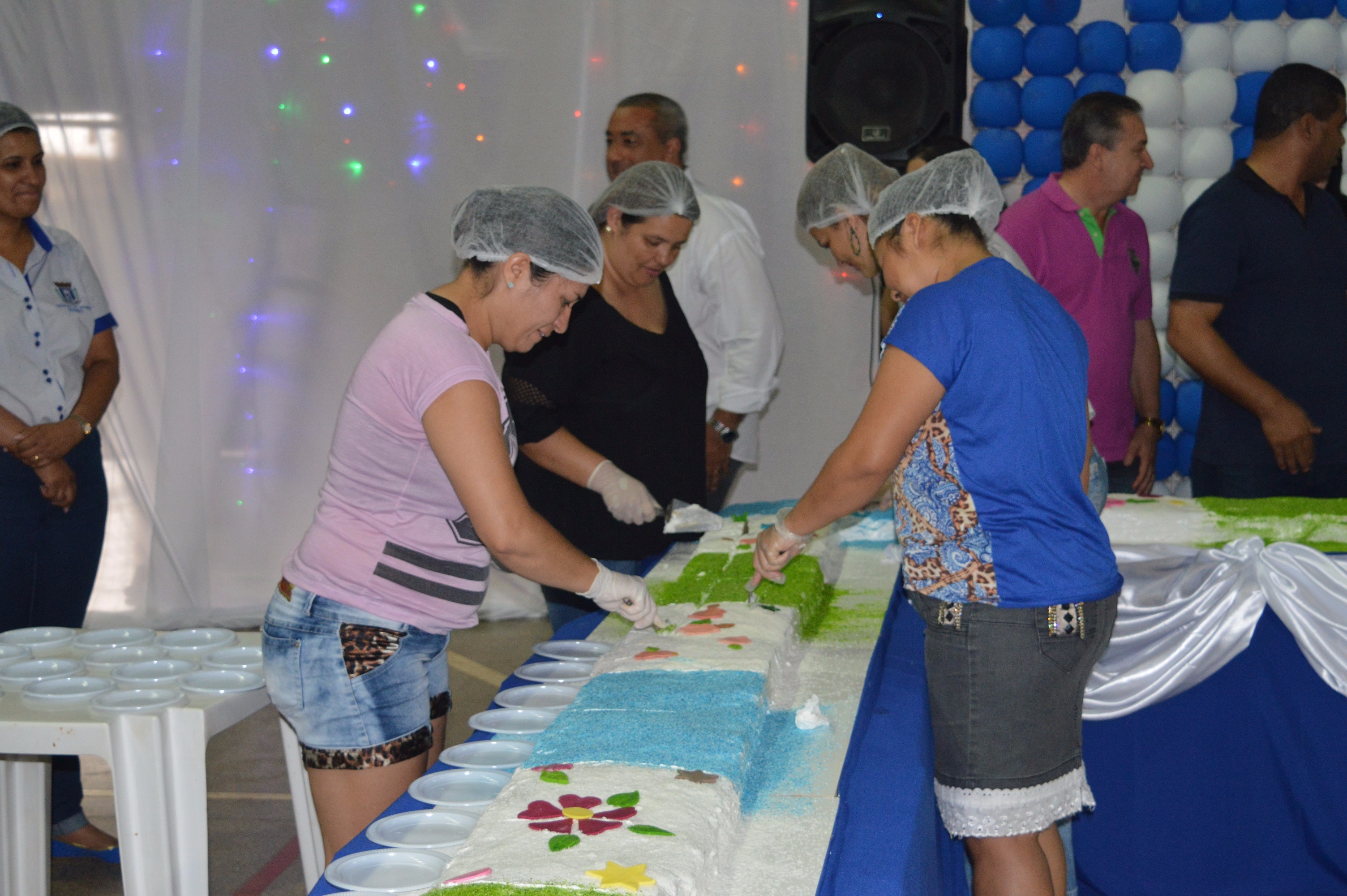 Bolo de 69 metros encerra festividades de aniversário de Amambai O bolo teve quase de 500 quilos / Foto: Moreira Produções