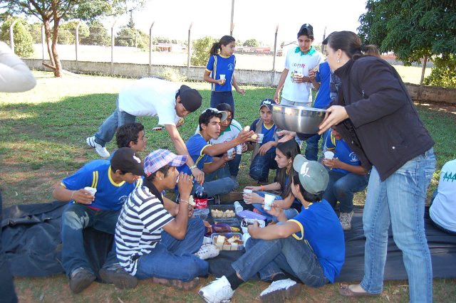 Alunos do 6º ao 9º ano participou de um piquenique à céu aberto no campo da escola. Foto: Moreira Produções.