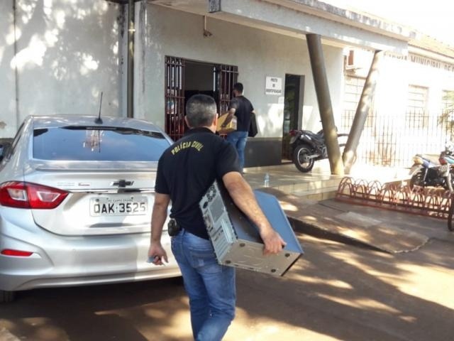 Operação prende gerente de compras de prefeitura e três empresários Policiais chegam à delegacia de Rio Brilhante com computadores e documentos apreendidos em operação (Foto: Olimar Gamarra)