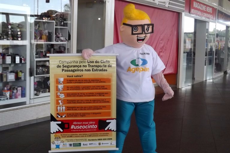 Campanha reforça o uso do cinto de segurança nas viagens de ônibus em MS A campanha pelo uso do cinto de segurança nas viagens rodoviárias em MS influenciou na mudança de hábito de muitos passageiros.