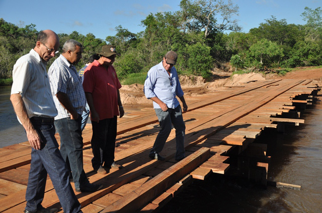 Sérgio Barbosa, vereador Carlinhos e o secretário de obras Eder Espíndola visitando o local. 