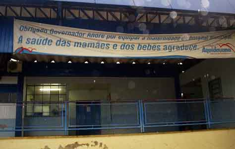 Crise na saúde pública de MS: Hospital de Aquidauana também é alvo de denúncias no MPE Faixa agradece investimentos enquanto médicos reclamam sem receber salários.