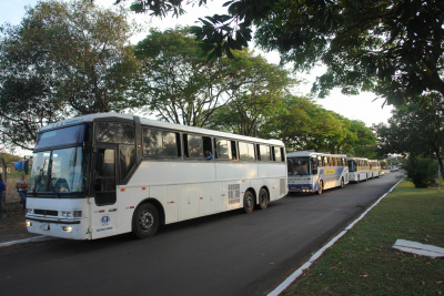 Parada de ônibus do transporte universitário, localizado na avenida Nicolau Otaño / Foto: Moreira Produções