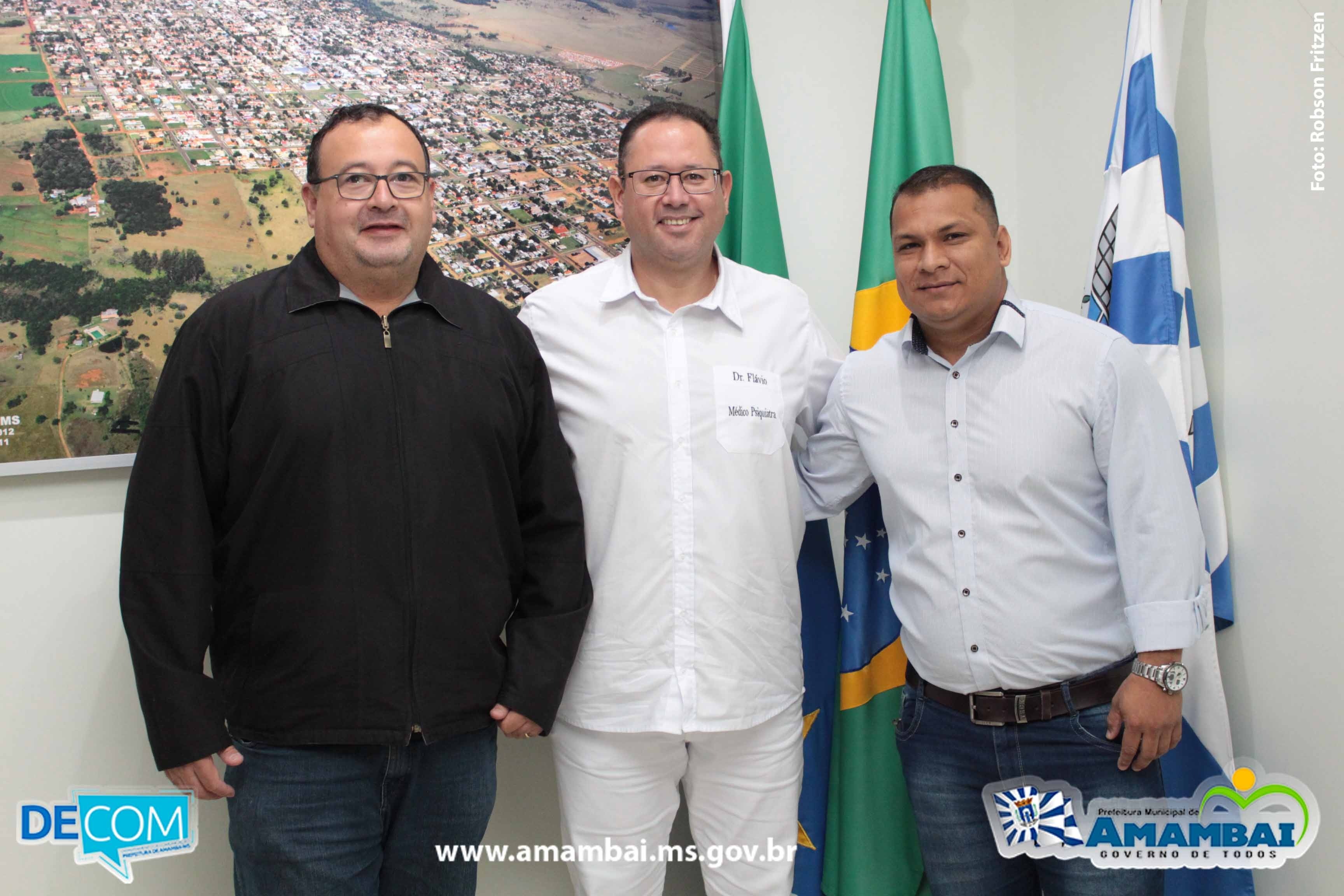 Amambai conta agora com psiquiatra atendendo pelo SUS Prefeito Dr. Bandeira, Dr. Flávio e o Secretário de Saúde, Leonildo.