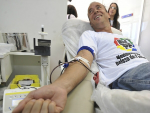 Policiais federais doam sangue em manifestação por aumento de salário