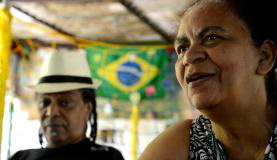 Quilombo ameaçado por ação judicial no Rio luta para manter atividades culturais Justiça determinou penhora de bens da comunidade quilombola em um processo que tramita há 30 anos na justiça. Na foto, Luiz Sacopã e sua esposa, Albertina Martins Pinto, a dona TinaTânia Rêgo/Agência Brasil