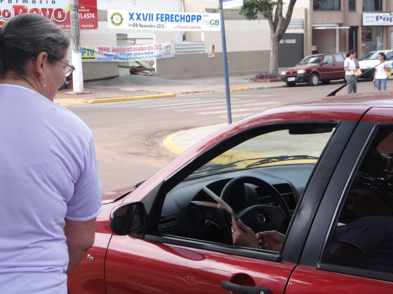 Coordenadoria da Mulher realiza blitz educativa Mulheres fizeram entrega de panfletos e conscientização na avenida.