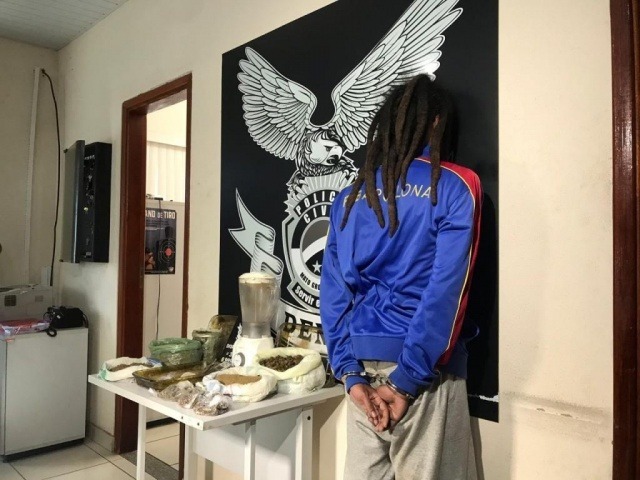 Aluno de mestrado da UFMS é preso em laboratório caseiro de drogas Igor Alexer Amorim foi preso em flagrante na tarde de ontem e está em cela da Denar (Foto: Kerolyn Araújo)