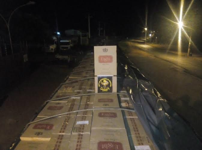 DOF apreende carreta e 900 caixas de cigarros em Iguatemi Carga estava avaliada em mais de R$ 1,5 milhão / Foto: Divulgação