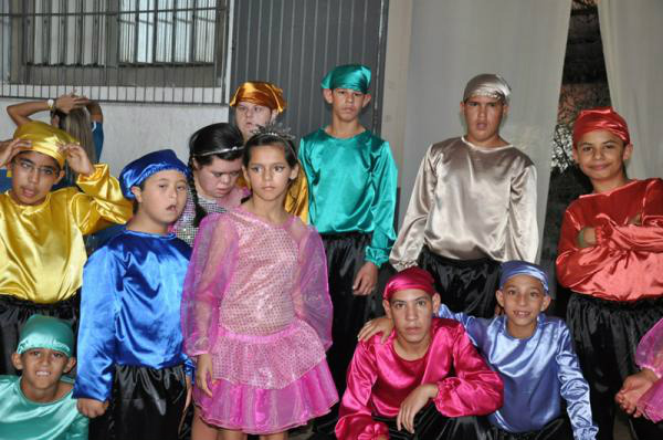 A Escola Especial Renascer atende 98 alunos nos períodos matutino e vespertino; na foto, alunos com figurino para apresentação teatral. 