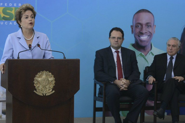 Dívida pública: o monstro não é tão feio Dilma e Nelson Barbosa, o ministro da Fazenda: preocupa o ritmo da deterioração das contas, fruto do ajuste fiscal e de erros desde 2010