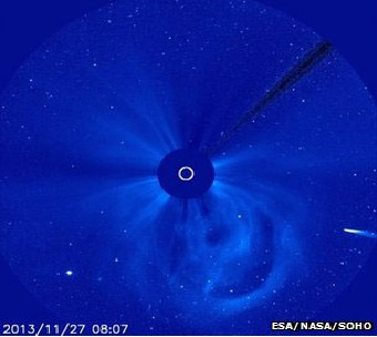 O cometa é visto se aproximando do Sol abaixo e à direita nesta imagem da sonda Soho