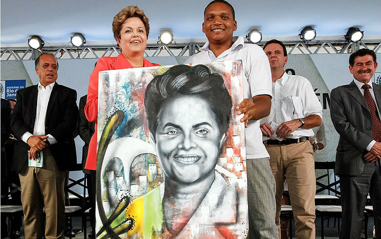 Aprovação ao governo Dilma cai oito pontos em três meses Dilma recebe presente do artista Wark da Rocinha, no Rio. Aprovação cai, mas ainda supera a de antecessores