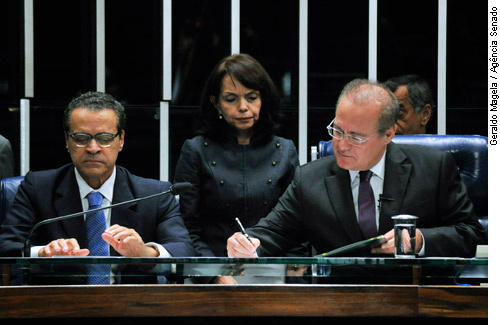 Acaba o voto secreto para cassação de mandatos e exame de vetos presidenciais Renan, com Alves: não houve vencedores ou derrotados
