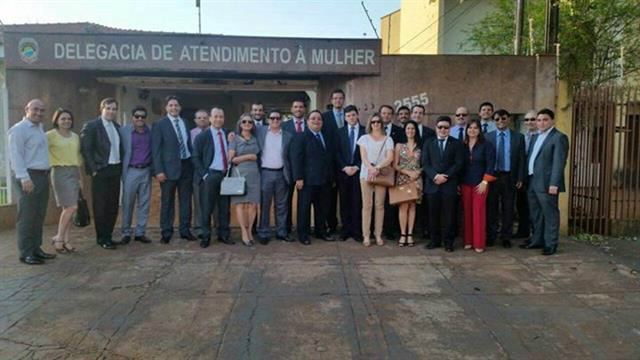 Em Dourados, OAB/MS promove desagravo em frente à delegacia