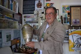 Moacir segurando um dos primeiros troféus do grupo. (Foto: Thailla Torres)