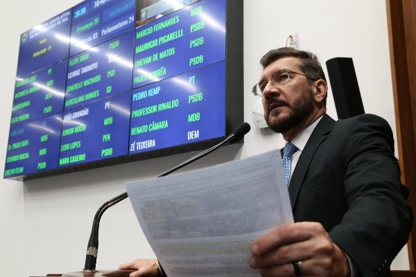 Pedro Kemp quer mais recursos para as áreas sociais Deputado Pedro Kemp (PT) cobrou mais recursos para saúde e educação