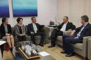 Azambuja discute com embaixador da Coreia potencial de MS para investimentos Casal de embaixadores da Coreia (ao centro) e primeira-secretária (esq.) conversam com governador e secretário da Semagro.