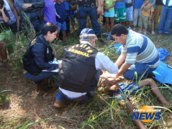 Adolescente é encontrado morto com plástico na cabeça em Caarapó Adolescente foi visto pela última vez, jogando futebol, em frente à casa. (Foto: Cido Costa, Dourados Agora)