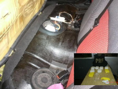 PRF apreende 9 kg de crack em veículo com um casal e um bebê no Rio