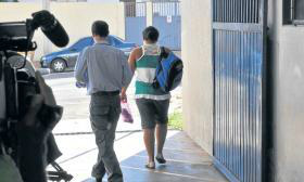 Foto: Álvaro Rezende/Correio do EstadoFamiliares da vítima de agressão deixam a Delegacia de Pronto Atendimento Comunitário