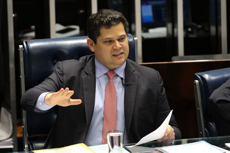 Senado aprova PEC sobre tramitação de medidas provisórias O presidente do Senado, Davi Alcolumbre, durante sessão que aprovou Proposta de Emenda à Constituição 91/2019, que altera o rito de tramitação das medidas provisórias no Congresso Nacional - Fabio Rodrigues Pozzebom/Agência Brasil