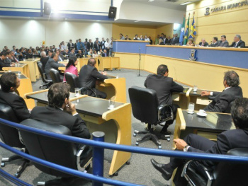 Câmara de Campo Grande vai cancelar verba de alimentação de vereadores Na mira de manifestantes, Câmara resolve rever lanche dos edis