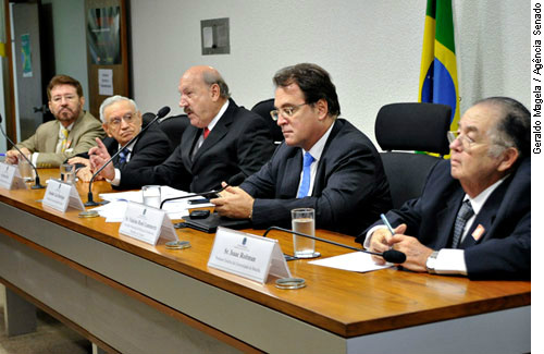 Especialistas apresentam propostas para aperfeiçoar o ensino superior Luiz Henrique (C): nenhuma universidade brasileira está na lista das 200 melhores
