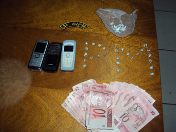 Celulares, crack e dinheiro foram encontrados na residência do casal de traficantes.