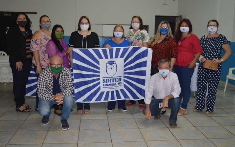 Ex-presidente do Simted, Humberto Vilhalva, com membros da nova diretoria do Sindicato / Foto: Moreira Produções