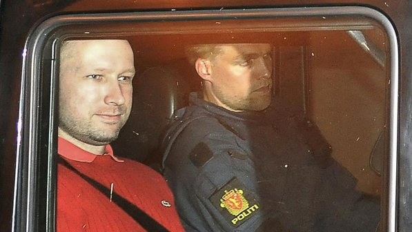 Anders Behring Breivik (de vermelho), a desconfiança é de que ele não agiu sozinho.