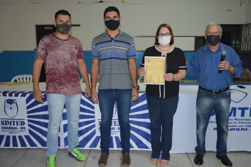 E/D: Hebert e Jean, filhos da atual vice-presidente do Simted, a presidente empossada, Erli Fernandes e o vereador Robertino Dias / Foto: Moreira Produções