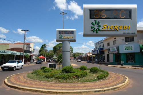 O termômetro instalado na avenida Pedro Manvailer marcava hoje, por volta das 14h30, 36 graus. 