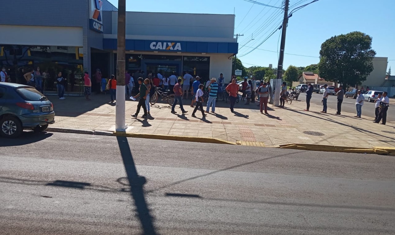 No primeiro mês de pagamento do Auxílio, as filas na Caixa Econômica Federal eram constantes / Foto: Reprodução