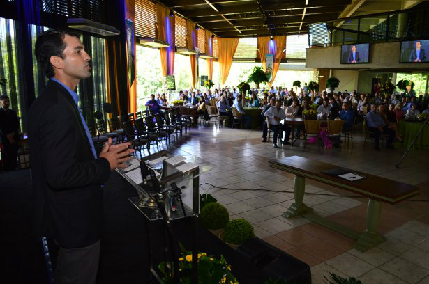 Christiano Bortolotto é empossado no cargo de presidente da Aprosoja/MS Christiano Bortolotto tomou posse no cargo de presidente da Aprosoja/MS – gestão 2016/2017, no sábado (13), em Campo Grande. / Foto: Assessoria