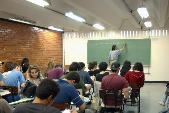 O Programa Educação de Jovens e Adultos vai aplicar mais de R$ 11 milhões para criar 6.219 vagas / Arquivo/Agência Brasil