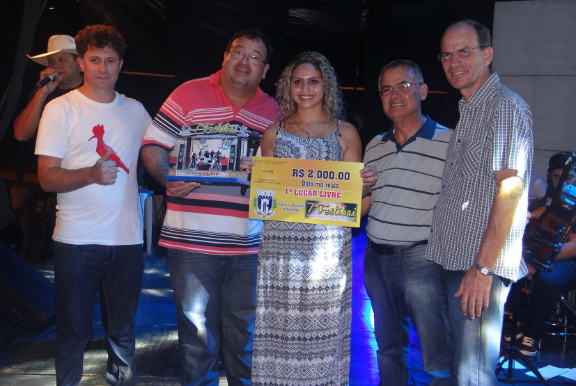Vencedores do Festibai foram conhecidos nesse domingo (14) Vencedora da categoria Livre recebendo prêmio de autoridades / Foto: Moreira Produções