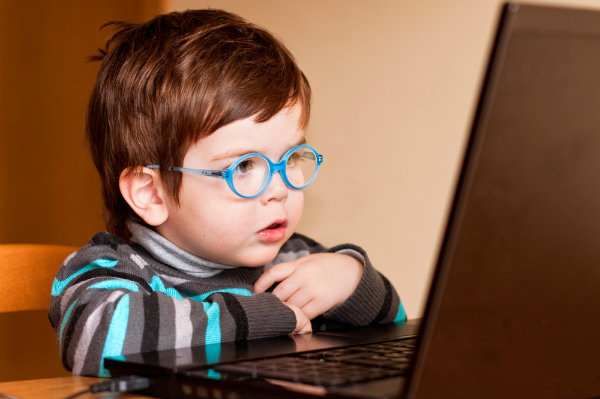 Crianças recebem estímulos sobre informática cada vez mais cedo// Crédito: Shutterstock