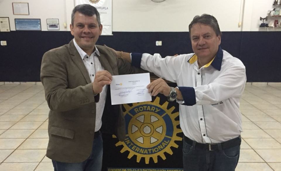 Rotary Clube de Amambai homenageia advogado E/D: Advogado Luiz Alberto Fonseca e o presidente do Rotary de Amambai, Darlan Sarmento / Foto: Moreira Produções