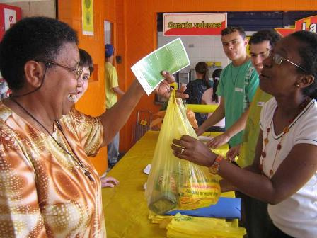 No Dia da Coleta de Alimentos, voluntários querem recolher 130 toneladas de produtos não perecíveis