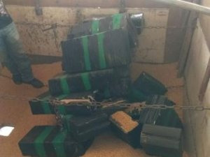 Fardos de maconha estavam escondidos em meio a soja. (Foto: Divulgação)