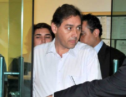 Bernal não explica a origem de R$ 100 mil Bernal deixa a sala de audiência na Justiça Eleitoral irritado com presença da imprensa (Foto: Gerson Walber/Correio do Estado)