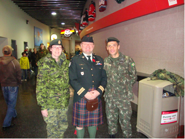 Oficial do 17º RC Mec participa de missão de paz no exterior Capitão Daniel Aguiar (em pé ao centro), com seus instrutores do Peace Support Training Centre (Kingston – Canadá).