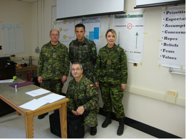 Oficial do 17º RC Mec participa de missão de paz no exterior Capitão Daniel Aguiar com militares de outras nações que também estão sendo treinados no Centro.