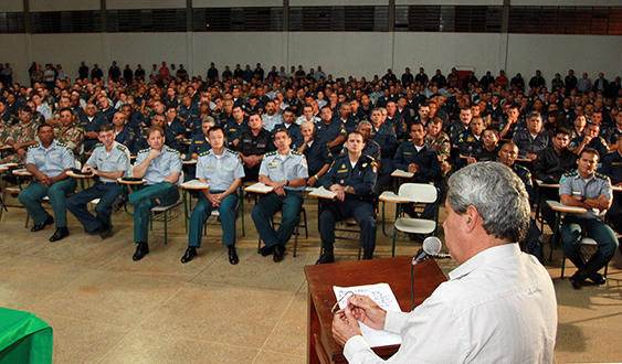 André assina decretos que criam cursos para promoção de mais de 500 policiais