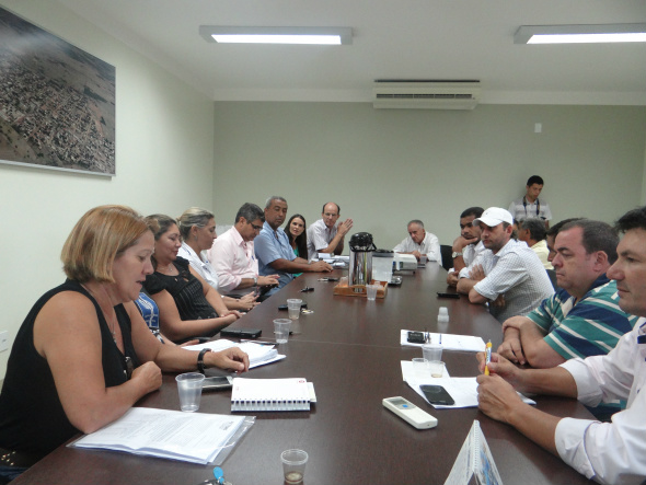 Prefeitura de Amambai anuncia reposição salarial de 6% para servidores A reunião contou com a participação de vereadores e lideranças sindicais do funcionalismo público / Foto: Moreira Produções
